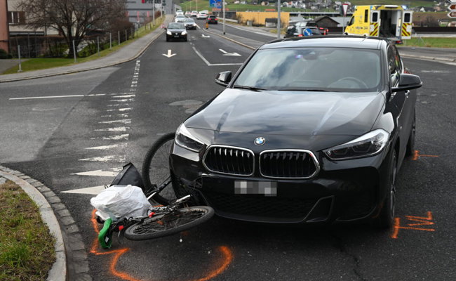 Zusammenprall zwischen Velo und Auto: Der Velofahrer musste ins Spital