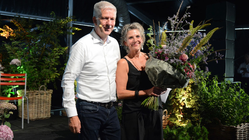 Präsident Michael Auer verabschiedet Daniela Merz aus dem Verwaltungsrat. 