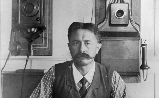 «Die Kurbel einmal rasch herumdrehen»: 1888 zählte die Telefonzentrale neun Abonnenten