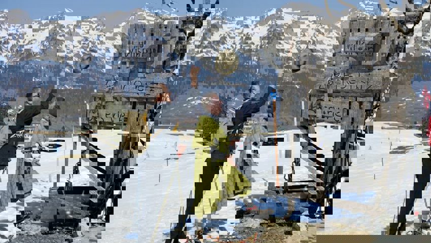  Hermann Huser testet seine Zielgenauigkeit beim Werfen. Bild. Christiana Sutter