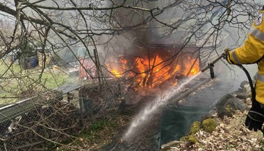 Brand zerstört Traktor und Unterstand