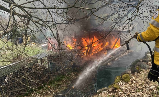 Brand zerstört Traktor und Unterstand