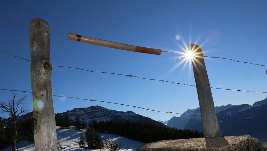 Ist ein Stacheldraht maximal 15 Meter entfernt eines Wanderweges, wird der Rückbau unterstützt. Ist ein Stacheldraht maximal 15 Meter entfernt eines Wanderweges, wird der Rückbau unterstützt.