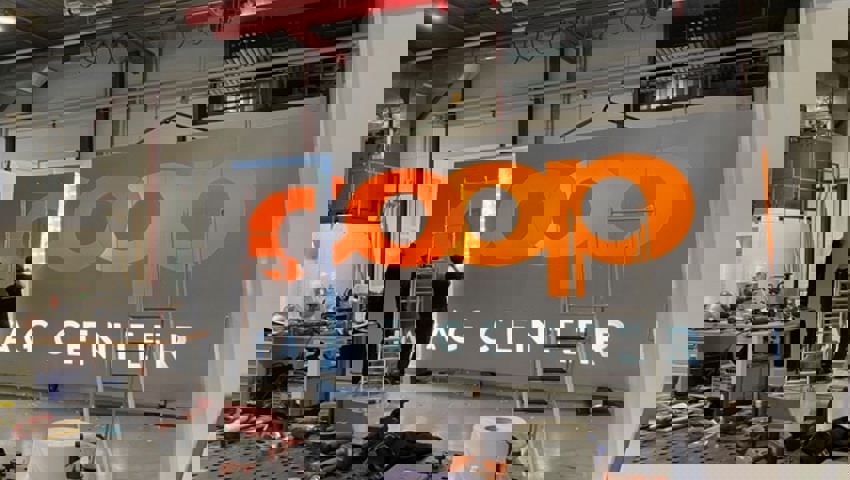  Pünktlich vor Montagebeginn wurden die Werbetransparente fertig. 