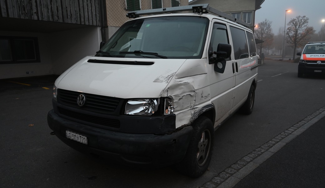 Das Auto des Unfallverursachers wurde etwa eine Stunde später beim Landgasthofkreisel entdeckt. Der Fahrer sass noch drin.