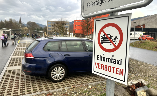 Von den Schulen nicht gern gesehen und jetzt explizit verboten: Elterntaxis