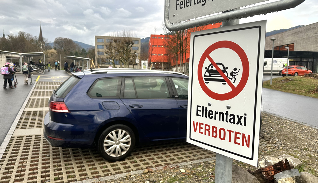 Von den Schulen nicht gern gesehen und in Altstätten jetzt explizit verboten: Elterntaxis