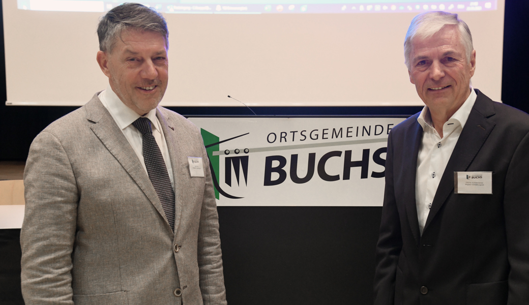 Heini Senn, Präsident der OG Buchs (links), wird von Vizepräsident Werner Schwendener gebührend verabschiedet.