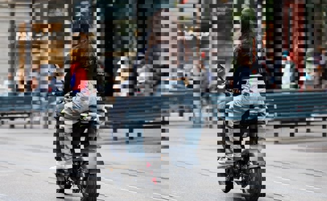 E-Roller sind oft zu schnell unterwegs, die Fahrer zu jung – ein Nationalrat will die Regeln verschärfen