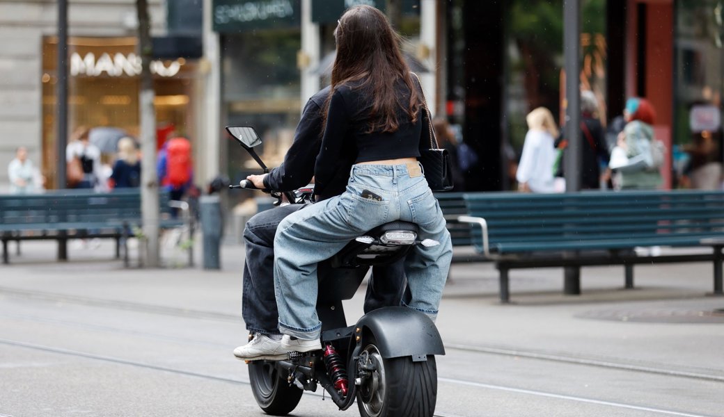 E-Roller sind oft zu schnell unterwegs, die Fahrer zu jung – ein Nationalrat will die Regeln verschärfen