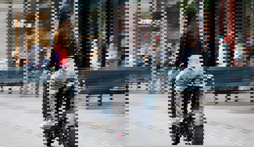 Jugendliche auf einem E-Roller an der Zürcher Bahnhofstrasse.