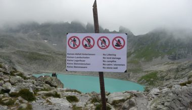 Tafeln sollen Personen, die campieren oder biwakieren für die Natur sensibilisieren