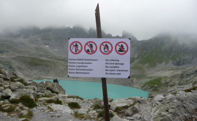 Tafeln sollen Personen, die campieren oder biwakieren für die Natur sensibilisieren