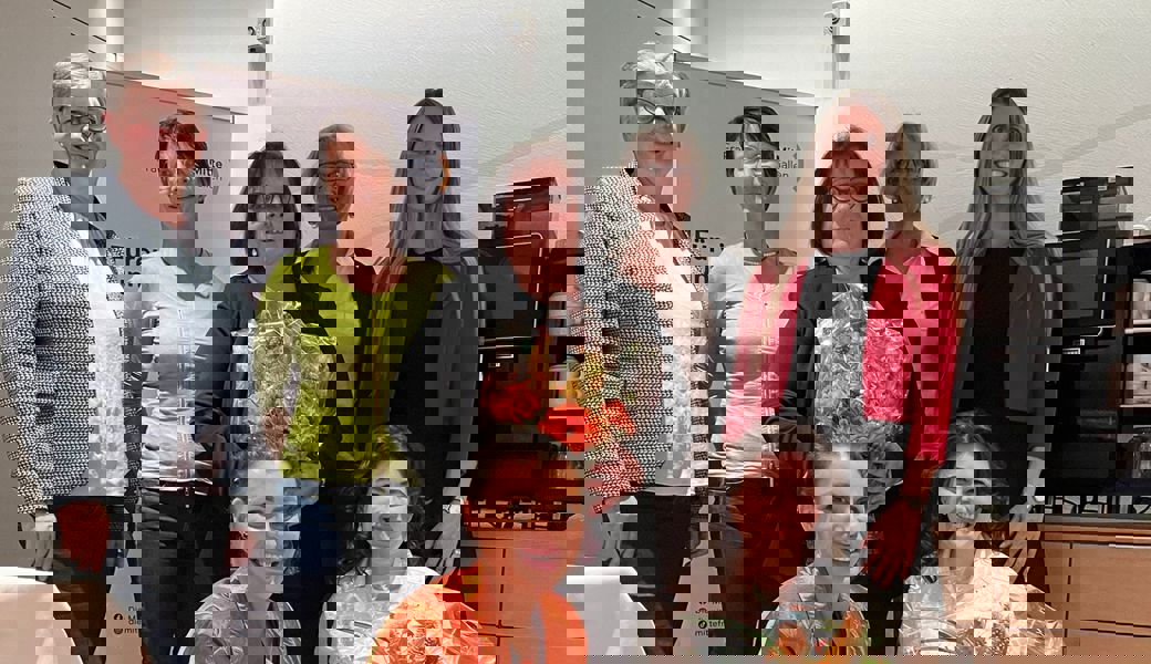 Der Vorstand, hinten von links: Barbara Dürr (Gams), Luzia Krempl-Gnädinger (Goldach), Irmgard Varga (Unterterzen), Renate Graf (Uzwil), Präsidentin Andrea Büsser (Sargans); vorne von links: Majlinda Sulejmani (St. Margrethen), Katia Gmür (Rapperswil-Jona).