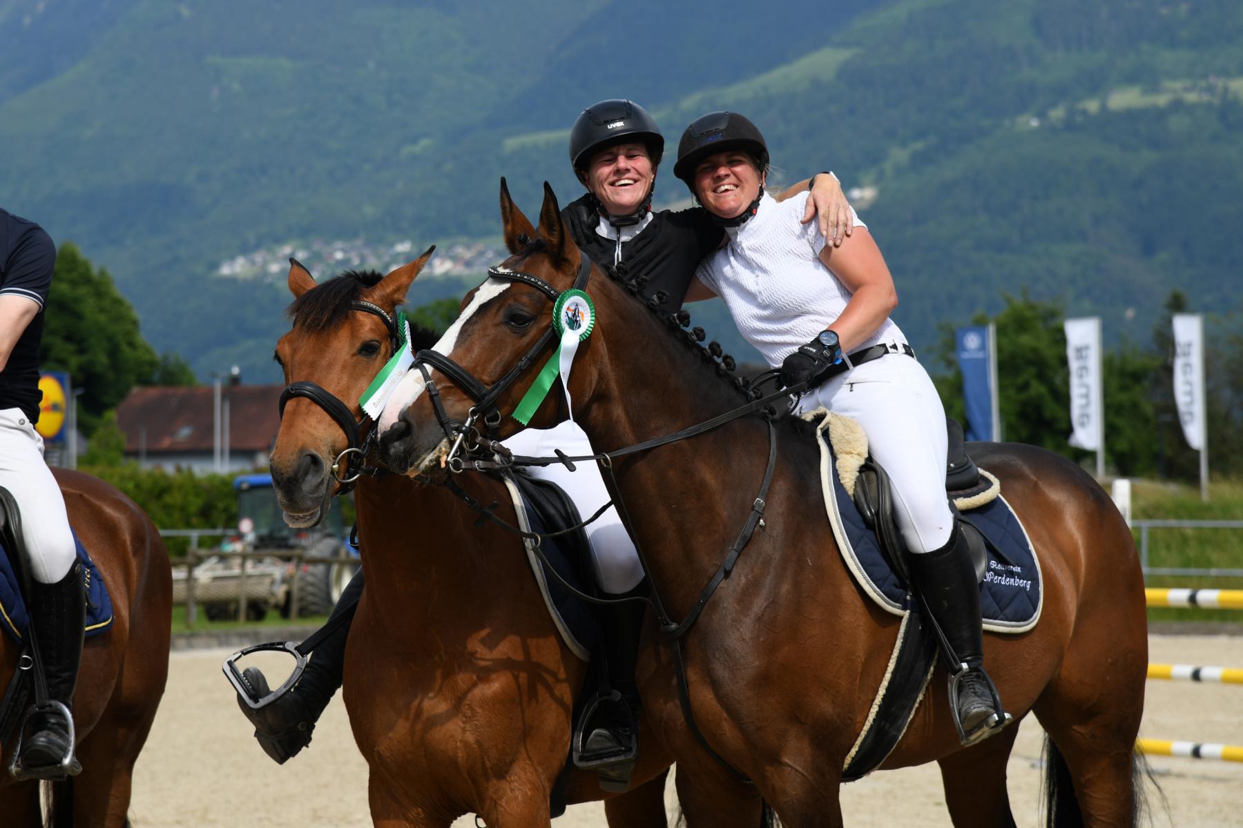 Siegreiche Werdenberger Springreiter am Heimturnier