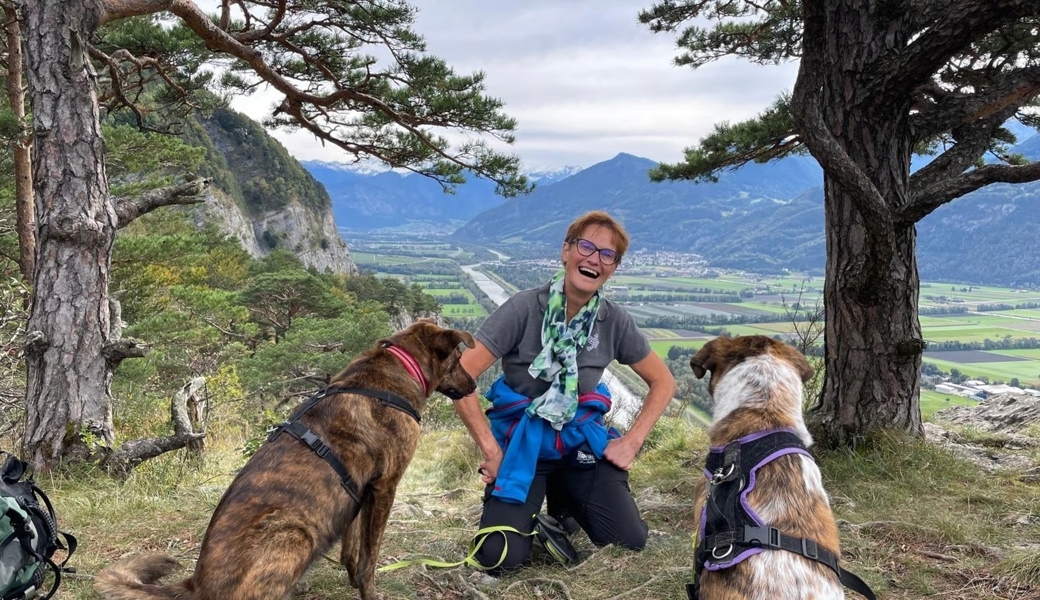 Lucia Boog mit ihren zwei Hunden.
