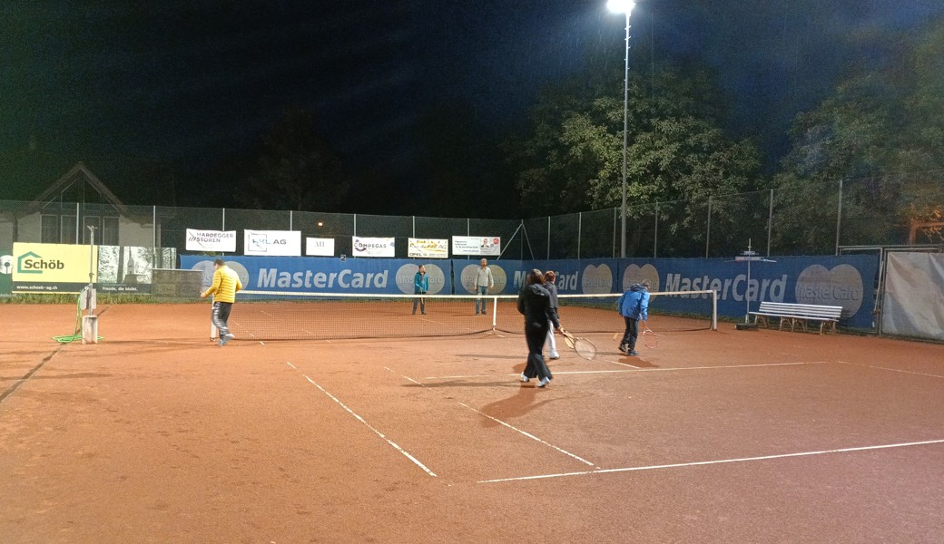 Bewohnende  von Lukashaus-Wohngruppen waren beim Tennisclub Gams zu Gast und erlebten einen tollen Abend.