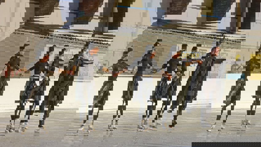  Eistänzerinnen aus Widnau mit Trainer Jan Luggenhölscher.