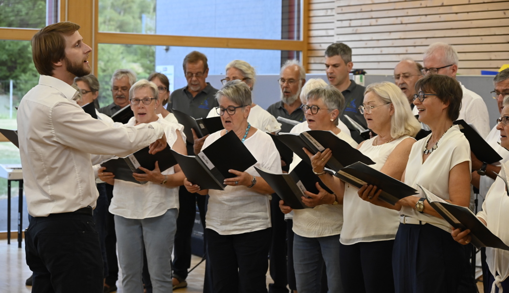 Der Gemischte Chor Salez-Haag und der Männerchor Sennwald-Haag beim gemeinsamen Singen. 