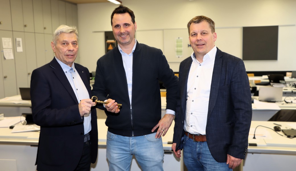 Ferdinand Riederer (links) übergibt sein Amt Fabian Bertolo. Rechts Verbandspräsident Urs Hungerbühler.  