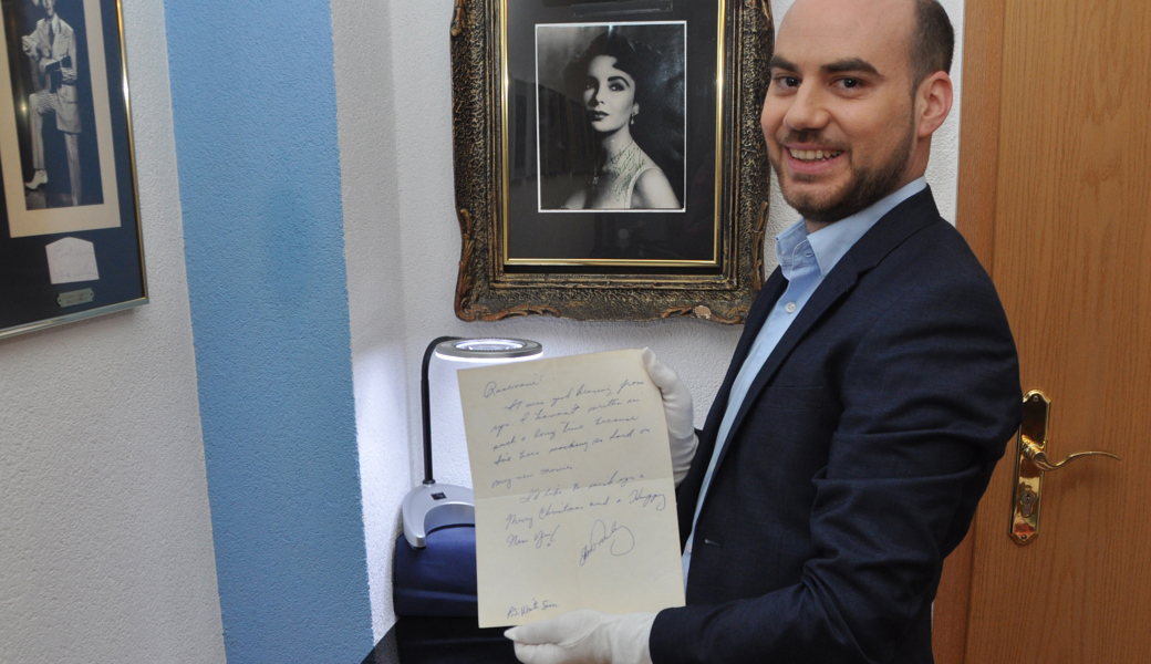 Präsentiert stolz den handgeschriebenen Brief von Elvis an eine Frau aus Deutschland: Der Buchser Alessandro Pippia.