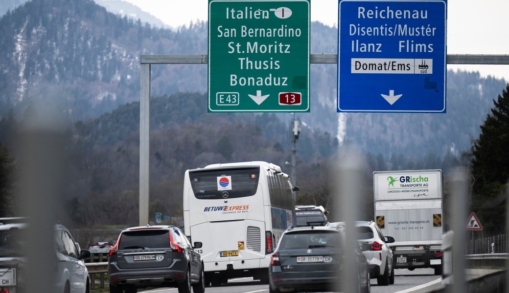 Bereits über Ostern staute sich der Verkehr auf der A13 Richtung Süden, wie dieses Bild vom 2. April zeigt. 