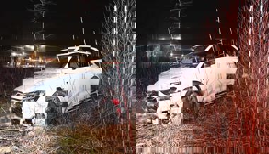 Selbstunfall: Alkoholisierter Autofahrer verpasst Kurve und fährt ins Wiesland