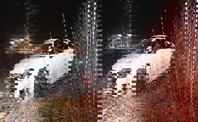 Selbstunfall: Alkoholisierter Autofahrer verpasst Kurve und fährt ins Wiesland