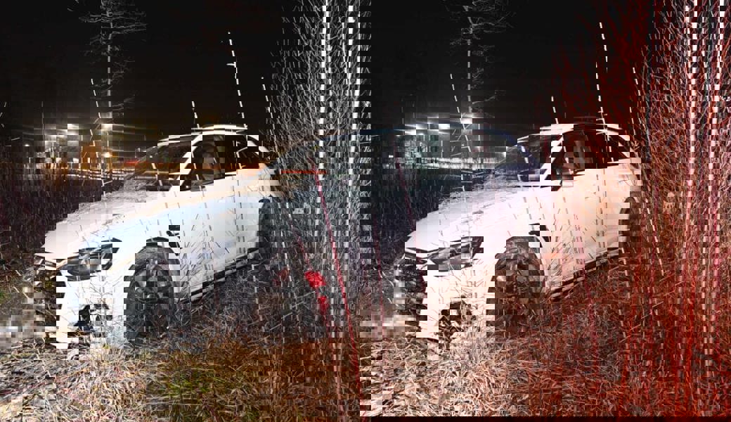  Kurve verfehlt und im Wiesland gelandet: Alkoholisierter Autofahrer baut in Buchs einen Selbstunfall. 