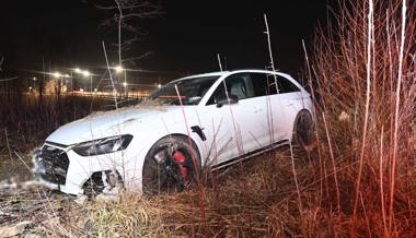 Selbstunfall: Alkoholisierter Autofahrer verpasst Kurve und fährt ins Wiesland