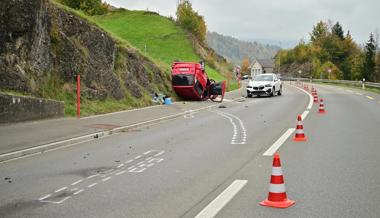 Auto einer Rentnerin überschlägt sich nach Zweifachkollision
