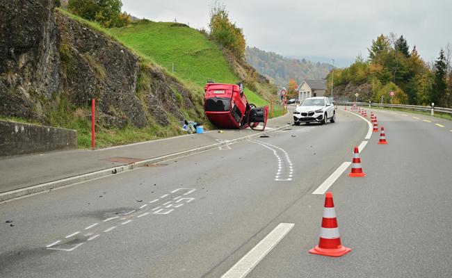 Auto einer Rentnerin überschlägt sich nach Zweifachkollision