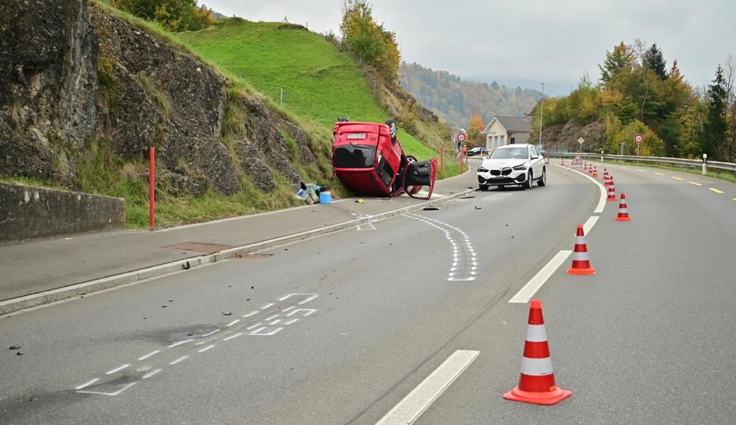 Die Autofahrerin rammte nach der Kollision eine Mauer, wodurch sich ihr Fahrzeug überschlug.