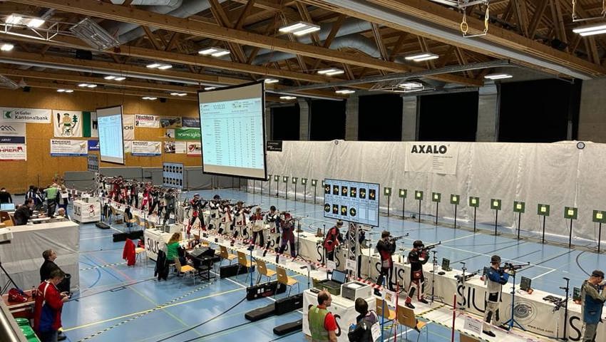 In der Mehrzweckhalle Unterdorf in Grabs schossen die Ostschweizer Schützinnen und Schützen auf 36 mobile Schiessständen. In der Mehrzweckhalle Unterdorf in Grabs schossen die Ostschweizer Schützinnen und Schützen auf 36 mobile Schiessständen.