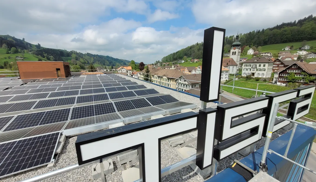 Die SAK soll erneuerbare Energien stärker ausbauen, fordert der Kantonsrat: Photovoltaikanlage der SAK auf Firmendach in Bühler.