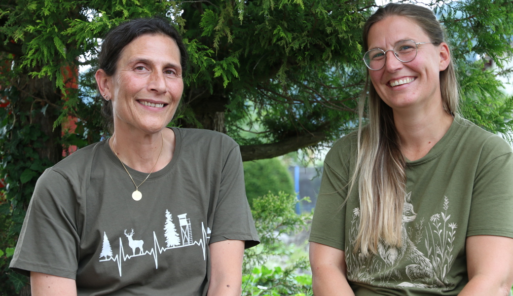 Eliane Würth (links) und Conny Hartmann lernten in der Jagdausbildung das traditionelle Handwerk und wie wichtig ökologische Aspekte und Öffentlichkeitsarbeit sind.