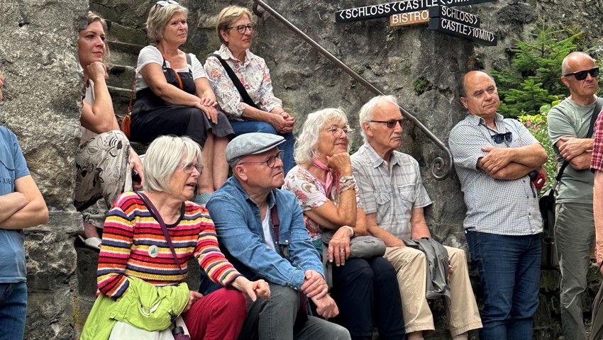 Gespanntes Zuhören: Die Gemeinde Grabs hatte zur Führung eingeladen.