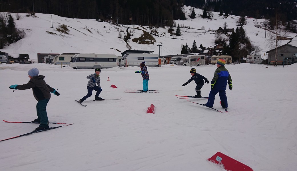 Nach den ersten Geh- und Laufversuchen durften die Schülerinnen und Schüler rasch auf die präparierte Loipe.