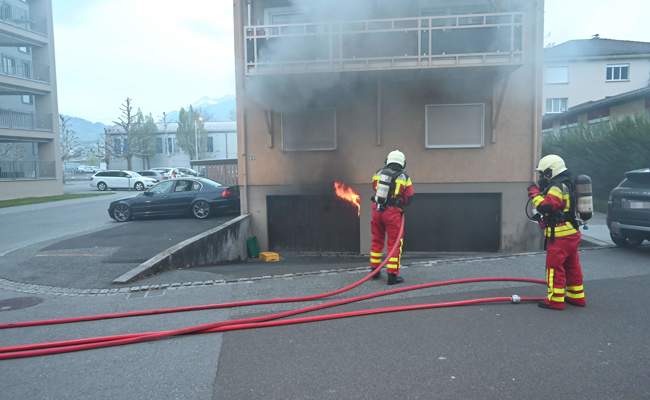 Garagenbrand in Mehrfamilienhaus fordert vier Verletzte