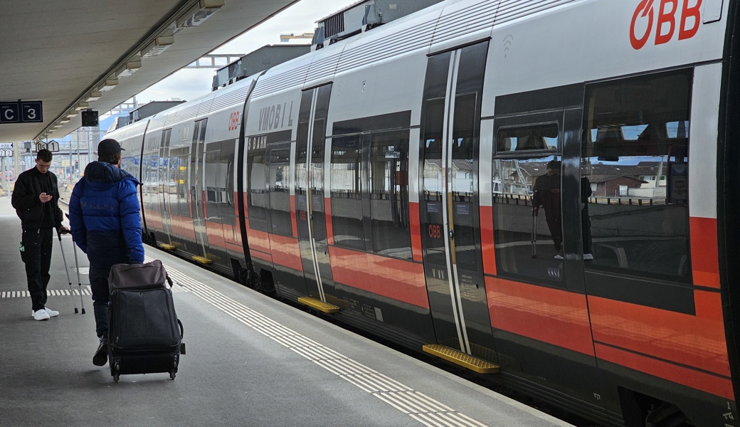 Wegen stärkerer Subventionierung günstiger als Züge in der Schweiz: S-Bahn der ÖBB nach Feldkirch am Bahnhof Buchs.