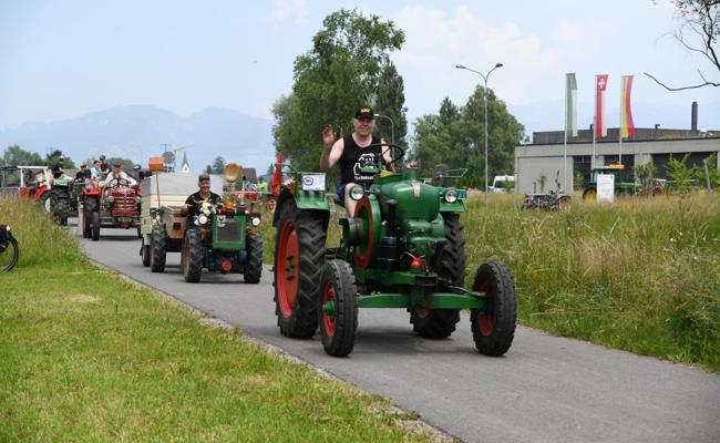 Grosses Treffen alter Landmaschinen
