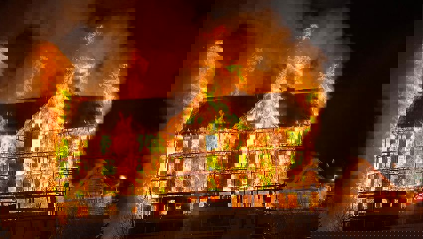 Bereits als die Einsatzkräfte am Ort des Geschehens eintrafen stand das Gebäude in Vollbrand.