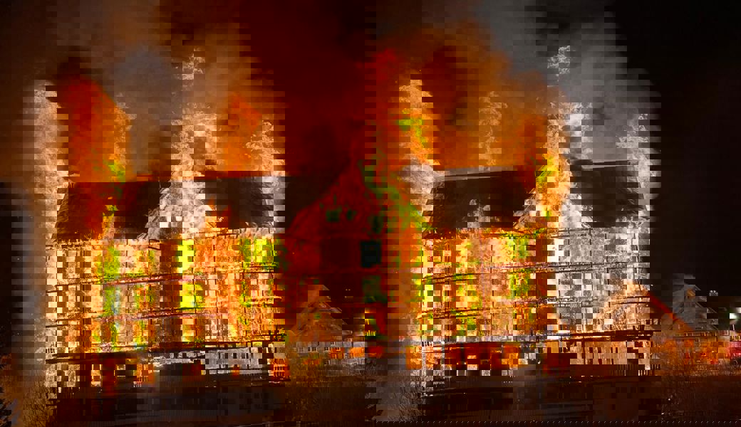 Bereits als die Einsatzkräfte am Ort des Geschehens eintrafen stand das Gebäude in Vollbrand.