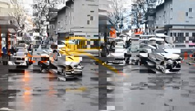 Kollision auf Bahnhofstrasse: Keine Verletzten aber zwei schwer beschädigte Autos