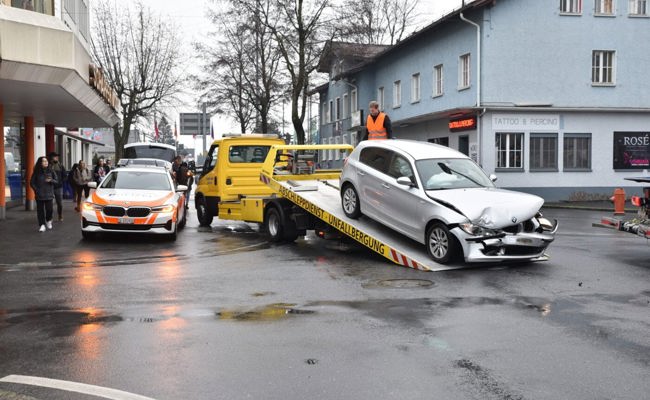 Kollision auf Bahnhofstrasse: Keine Verletzten aber zwei schwer beschädigte Autos