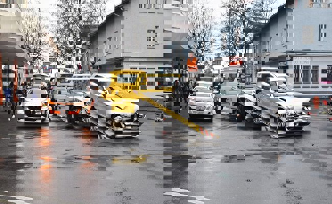 Kollision auf Bahnhofstrasse: Keine Verletzten aber zwei schwer beschädigte Autos