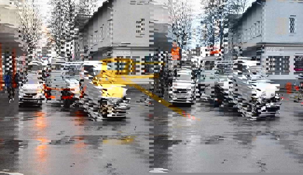  Beide Fahrzeuge mussten abtransportiert werden. Bilder: Heini Schwendener