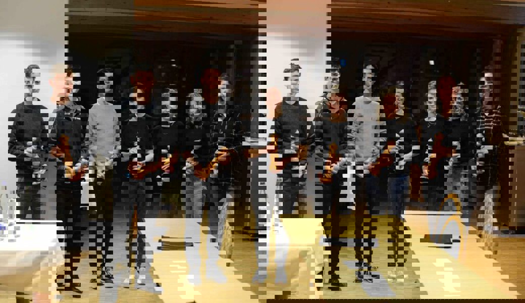  Sieben der neun neuen Freimitglieder des STV Grabs. Sie erhielten für ihren Einsatz für den Verein eine beschriftete Pfeffermühle. 