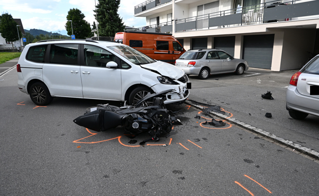 Motorradfahrerin schwer verletzt – Polizei sucht Zeugen