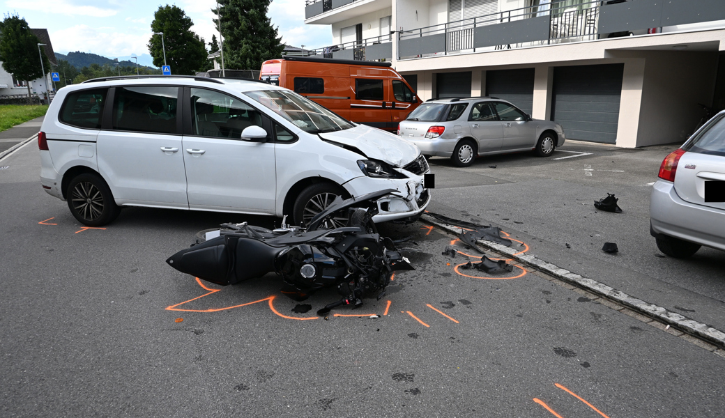 Die Motorradfahrer erlitt schwere Kopfverletzungen.